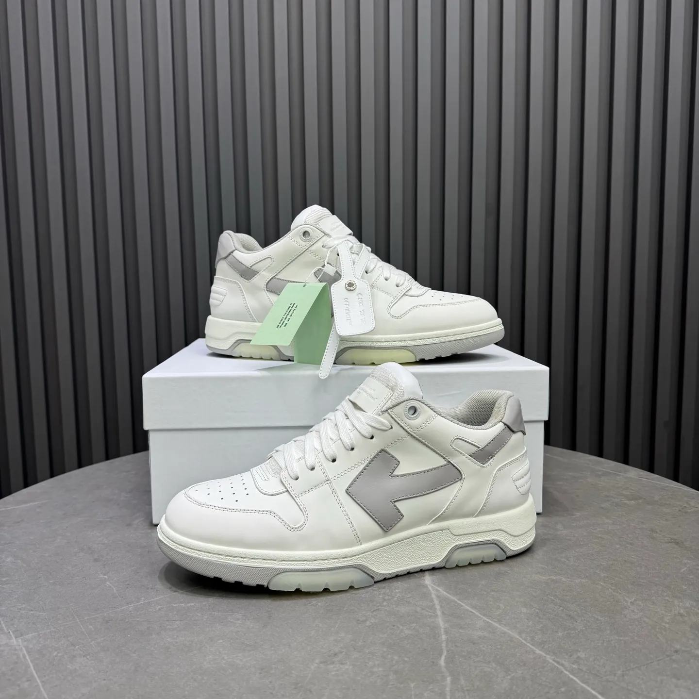 【off- white】P: 620💰Couple model👫, Size: 35-44 (Customized for men 38.45.46) High-quality version👊 "Out of office" series original molding, original lasting, production process 1:1 Original ➰OFF GRAY WHITE OW ➰ First-layer cowhide Imported skin-friendly and environmentally friendly polyester mesh Original molding high elastic and environmentally friendly molding pad Made with the original lasting process. The original molded rubber outsole (never yellows and deforms) has a super correct shape, bright color and strong three-dimensional effect👍. Packaging💯Full set of packaging synchronized with the official website (branded paper, certificate of quality, branded cloth bag)